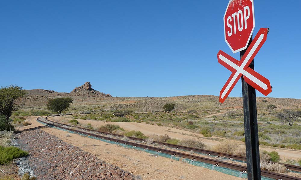 Bahnübergang mit Stoppschild in Namibia