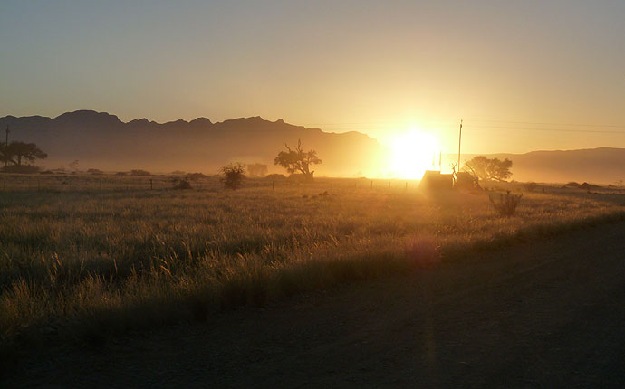 Sonnenaufgang am Eingang des Sossusvlei, Namibia