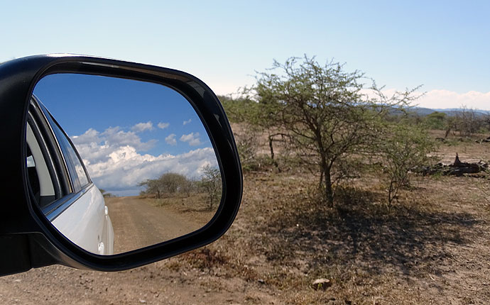 Afrikanische Landschaft im Autospiegel