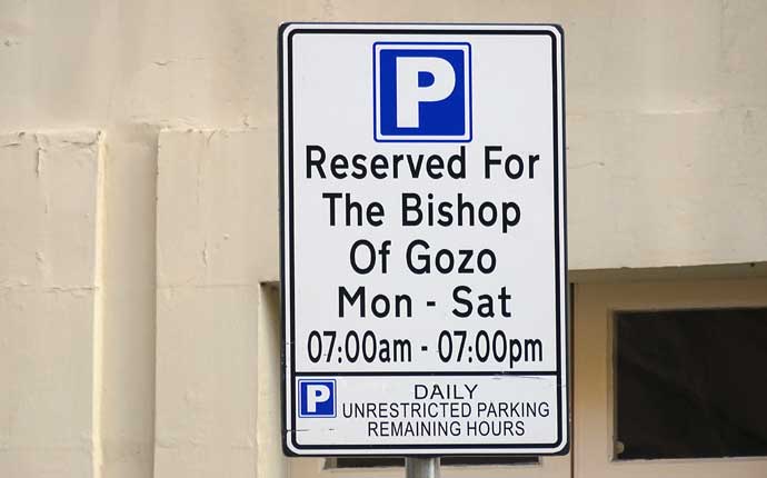 Schild "Reserved for the Bishop of Gozo"