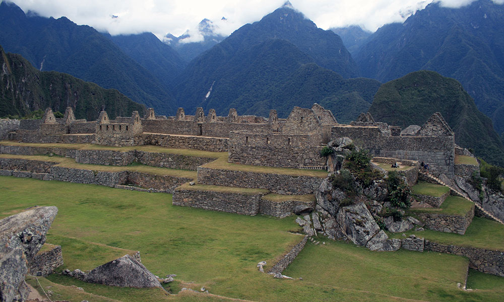 Ruinen von Machu Picchu vor wolkenverhangenen Bergen