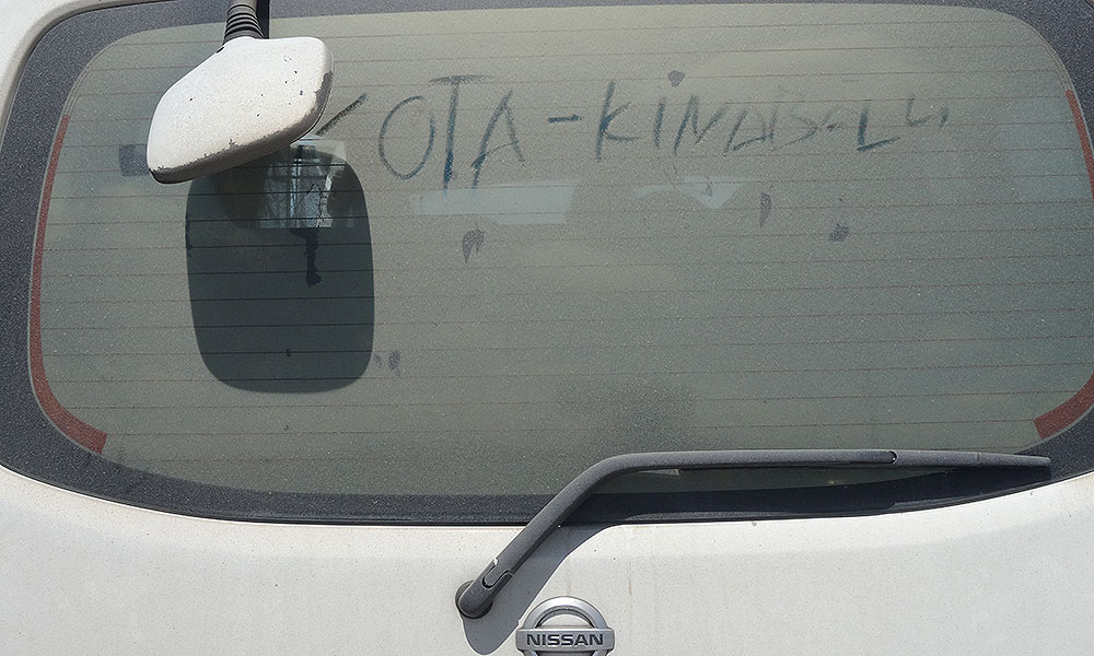 Kota Kinabalu auf staubiger Autoscheibe geschrieben