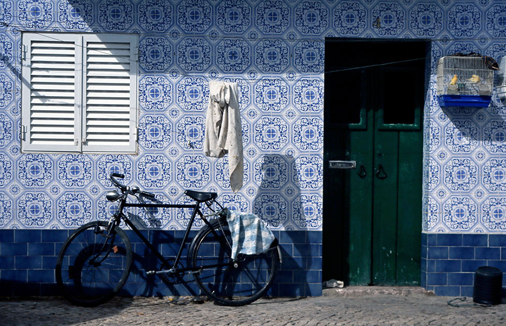 Dia gescannt: Fahrrad vor Haus