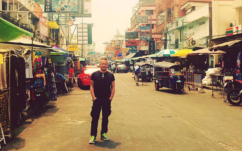 Viktor in Einkaufsstraße in Bangkok