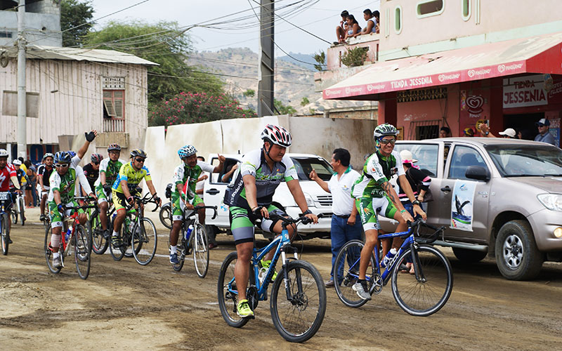 Fahrradfahrer mit Trikots in Ecuador