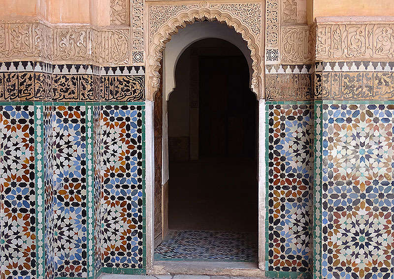 Verzierter Torbogen in der Koranschule Medersa Ben Youssef in Marrakesch