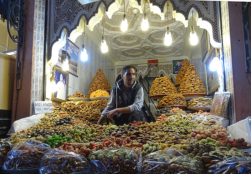 Ein Händler mit getrocknetem Obst in Marrakesch