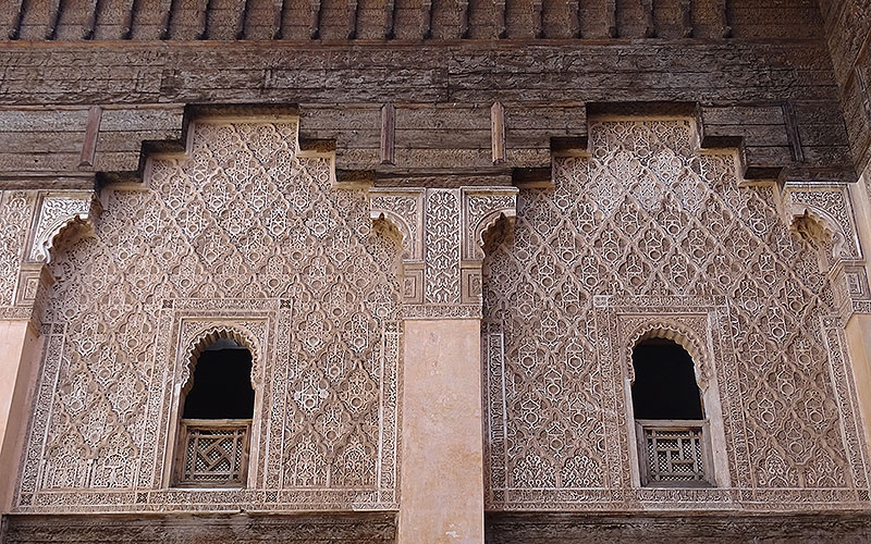 Verzierte Fenster in der Koranschule in Marrakesch