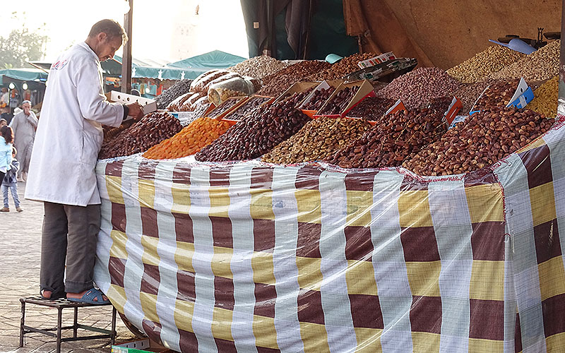 Verkaufsstand mit Nüssen in Marrakesch