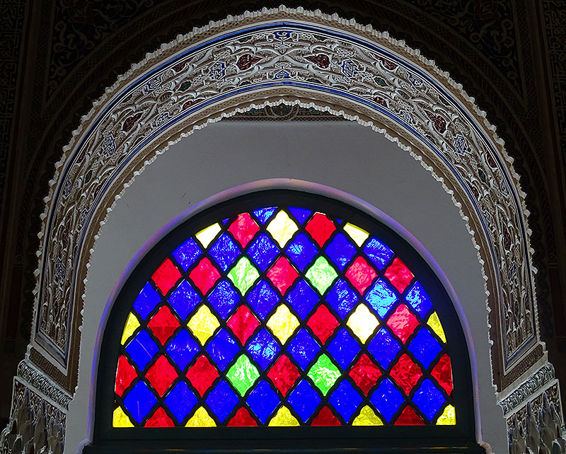 Buntes Fenster im Palast de la Bahia in Marrakesch
