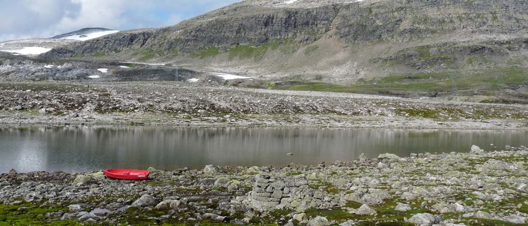 Rotes Boot vor Felsen in Norwegen