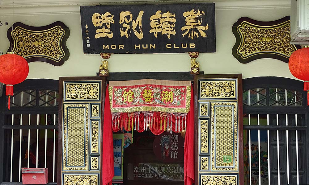 Tür mit Schild Mor Hun Club in Penang
