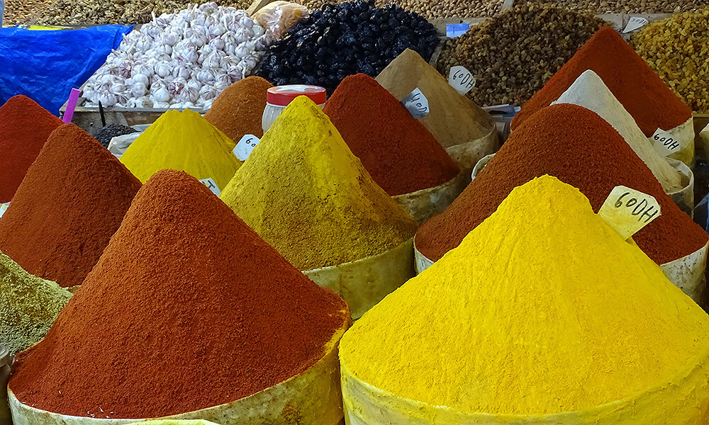 Berge von Curry, Paprika und anderen Gewürzen