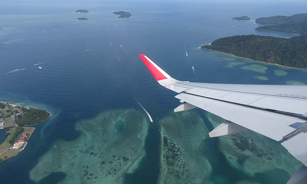 Blick auf Inseln aus dem Flugzeugfenster