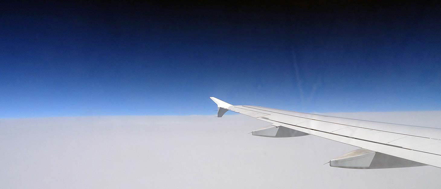Blick aus Flugzeugfenster auf Wolken