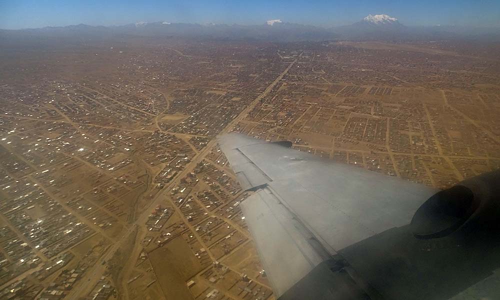  Blick auf La Paz aus dem Flugzeugfenster