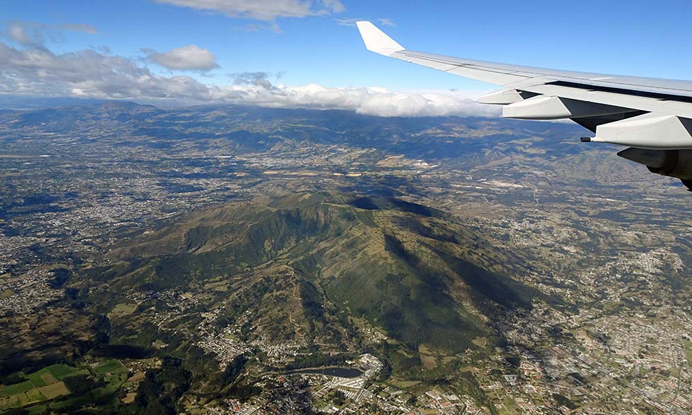  Blick auf Quito aus dem Flugzeugfenster