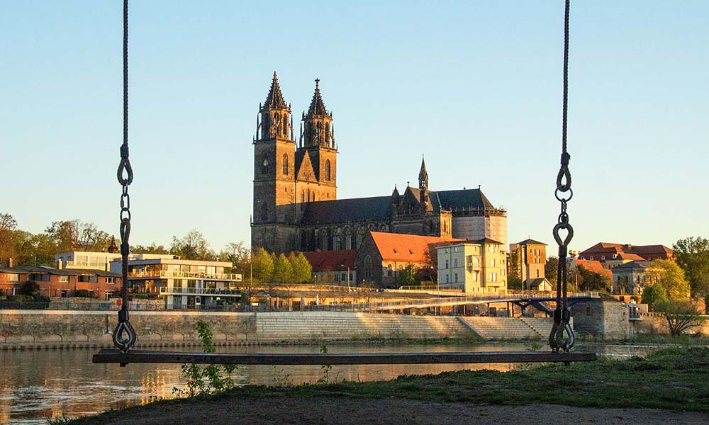 Schaukel an der Elbe vor einer Kirche
