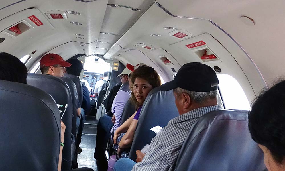 Menschen im engen Flugzeug