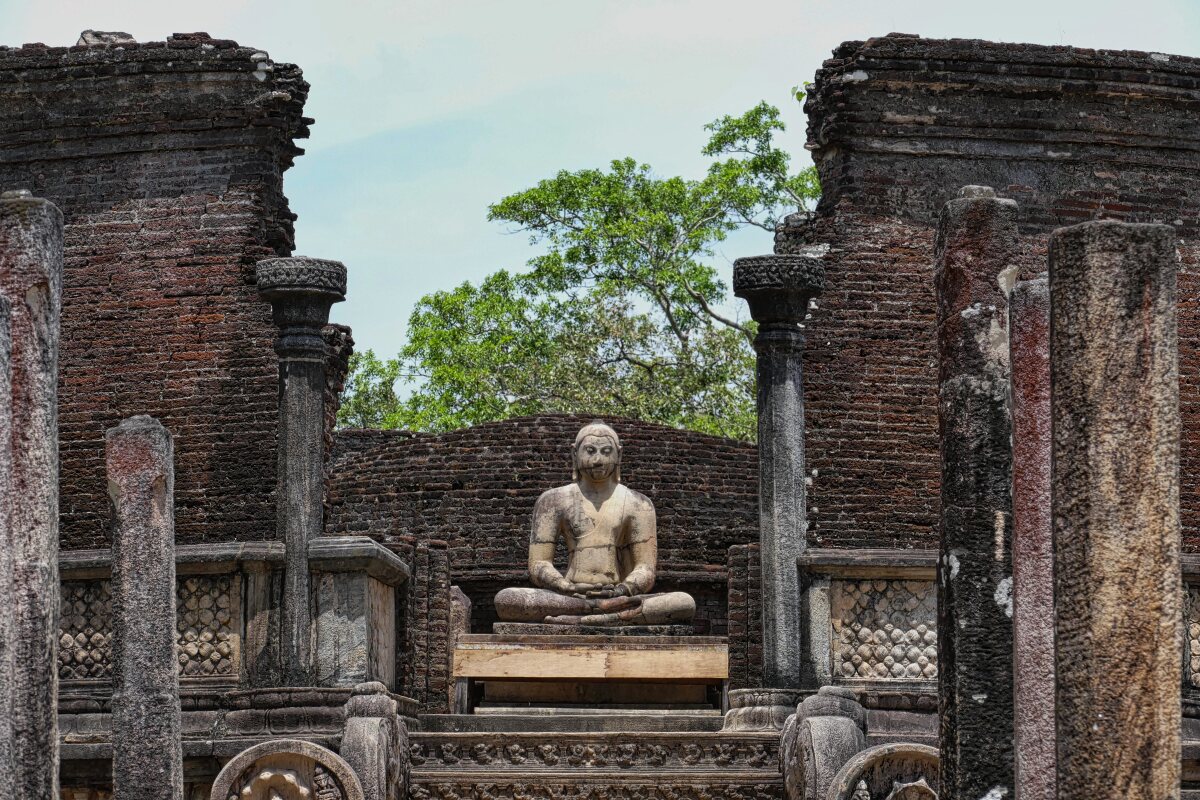 Buddhastatue in Ruine