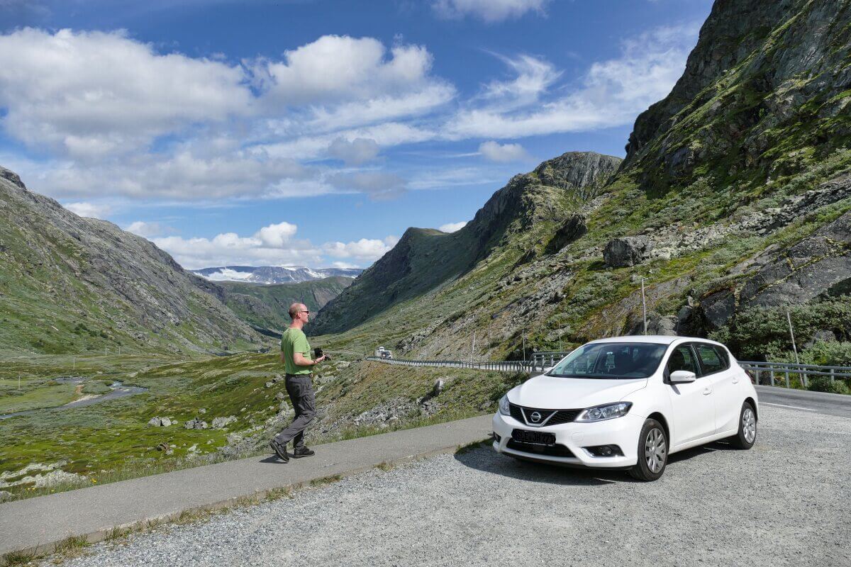 Auto und Mann in den Bergen