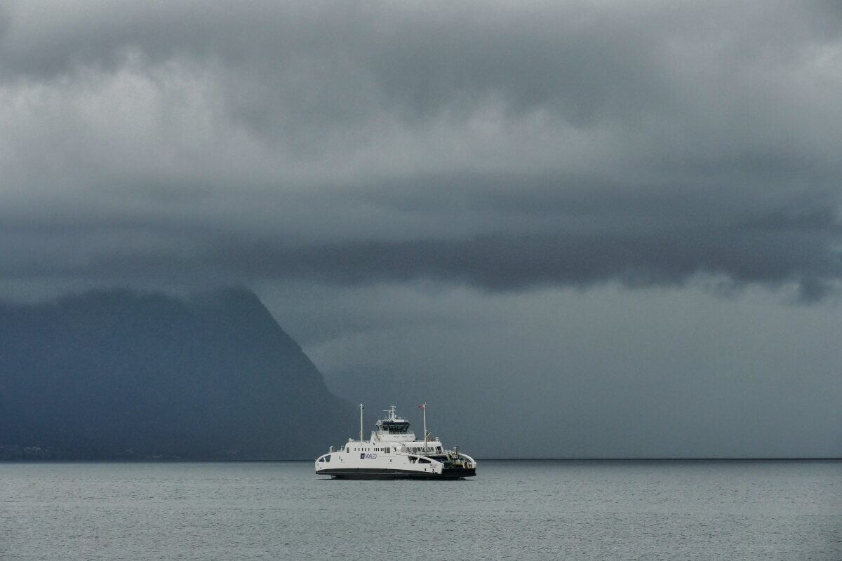 Fähre vor dunklen Wolken