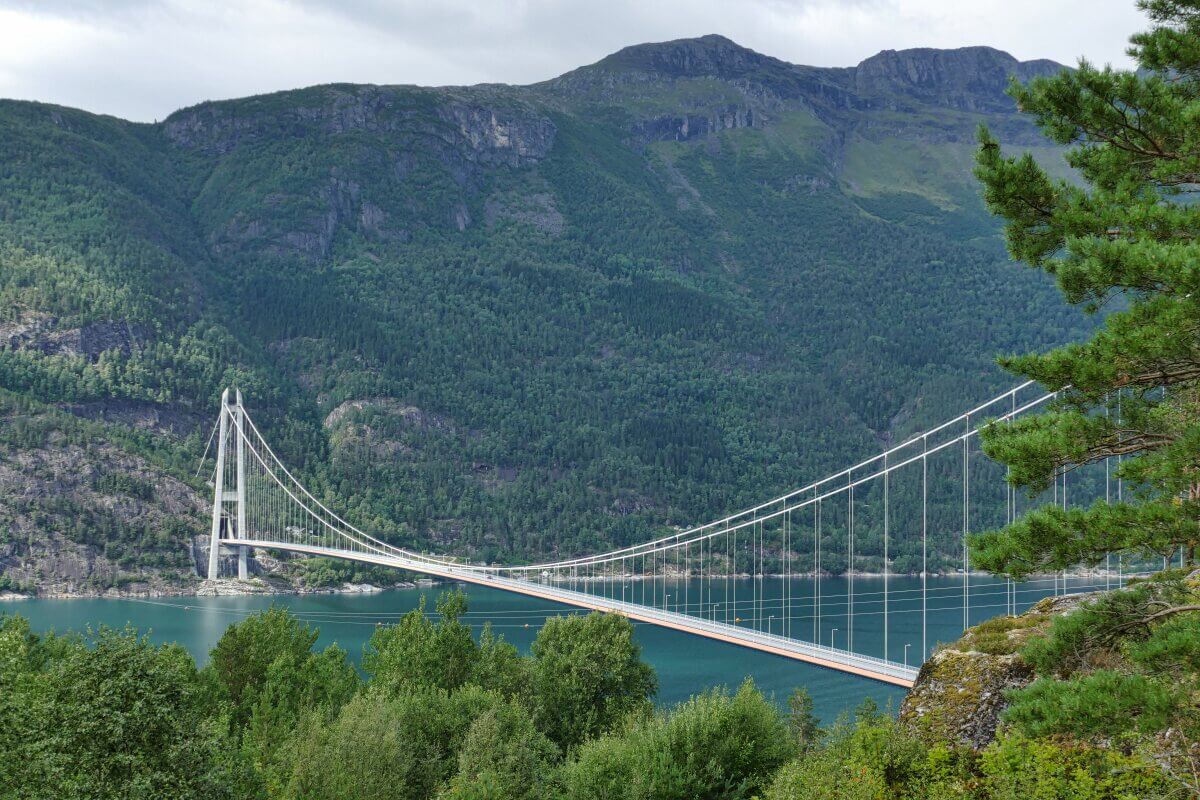 Lange Brücke über dem Fjord